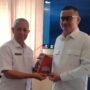 Arman Mohamad memberikan Buku Sedjarah Negeri Pagoeat Kepada Anggota Komite I DPD RI Syarif Mbuinga ( sumber : Arman Mohamad)