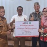 Bank SulutGo menyerahkan dana deviden kepada Pemkab Boalemo