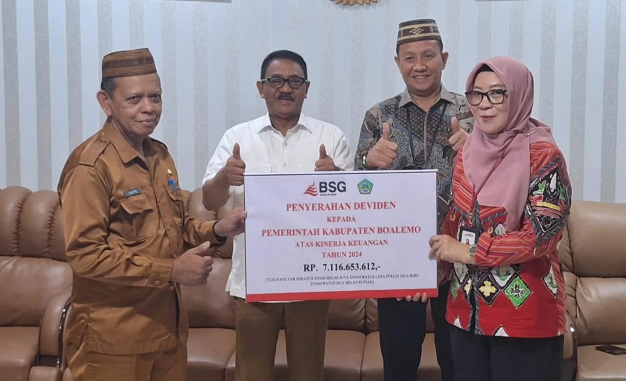 Bank SulutGo menyerahkan dana deviden kepada Pemkab Boalemo
