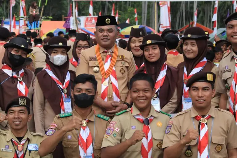 Foto Ketu Kwarcab Pramuka Pohuwato Nasir Giasi Bersama Anggota Pramuka