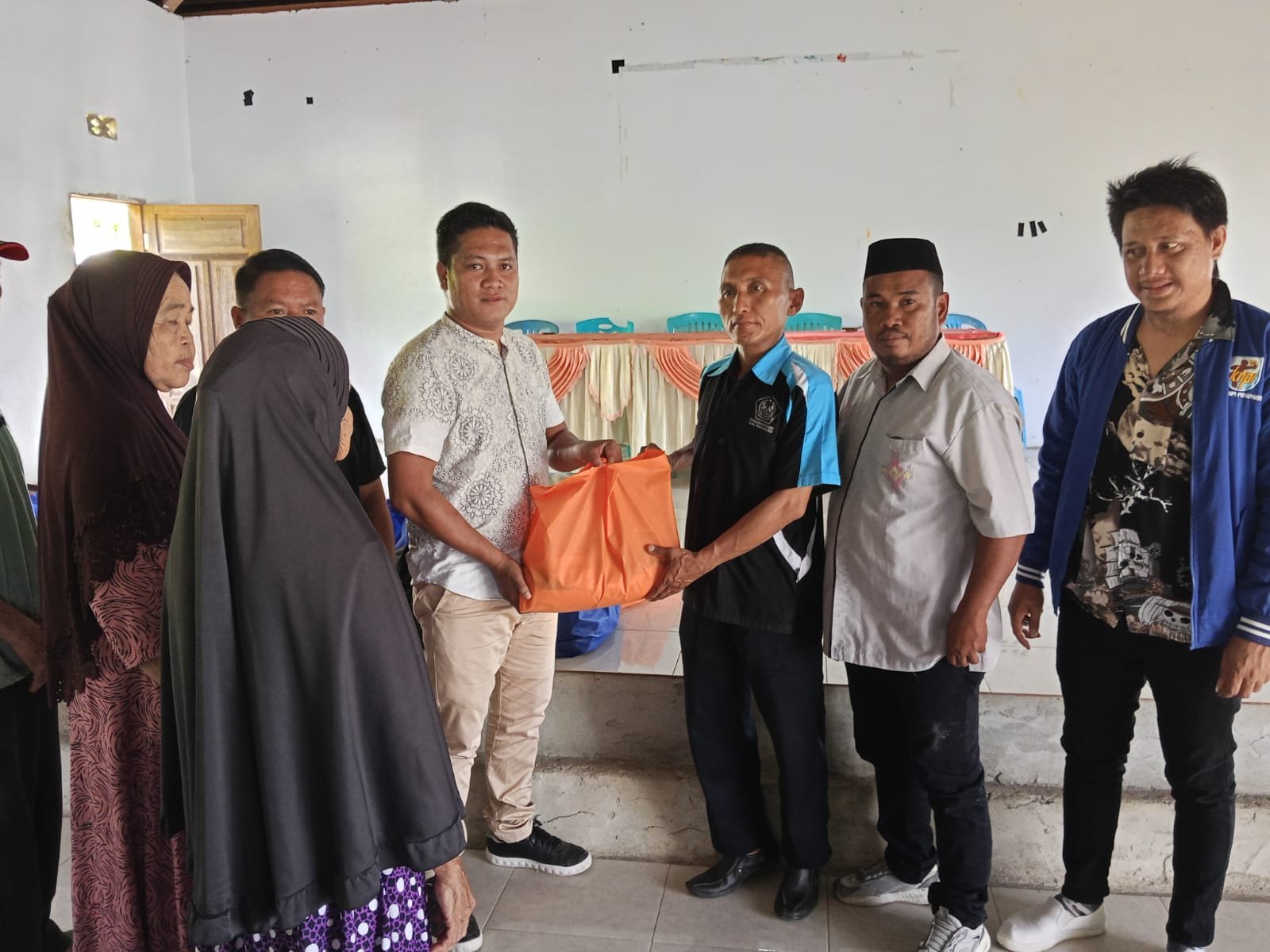 Ikatan Pemuda Poros Barat Bagikan Paket Sembako Kepada Warga Desa Butungale