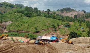Sejumlah alat berat terpantau melakukan aktivitas pertambangan di Dulupi Boalemo