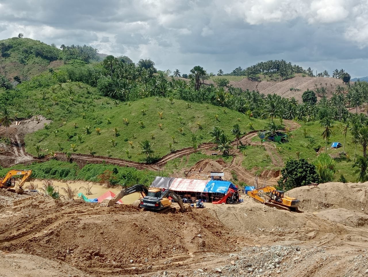 Sejumlah alat berat terpantau melakukan aktivitas pertambangan di Dulupi Boalemo