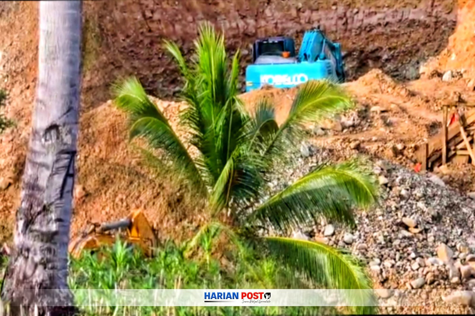 Aktivis alat berat jenis excavator di lokasi pertambangan ilegal desa Dulupi