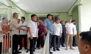 Ketua DPRD Boalemo, Karyawan Eka Putra Noho saat mendampingi kunjungan kerja Anggota DPR RI, Rachmat Gobel di Rumah Sakit drg. Clara Gobel