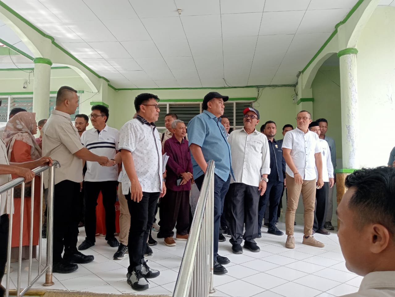 Ketua DPRD Boalemo, Karyawan Eka Putra Noho saat mendampingi kunjungan kerja Anggota DPR RI, Rachmat Gobel di Rumah Sakit drg. Clara Gobel