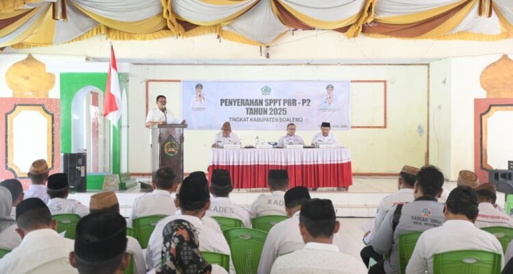 Bupati Boalemo, Rum Pagau saat menghadiri penyerahan SPPT PBB - P2