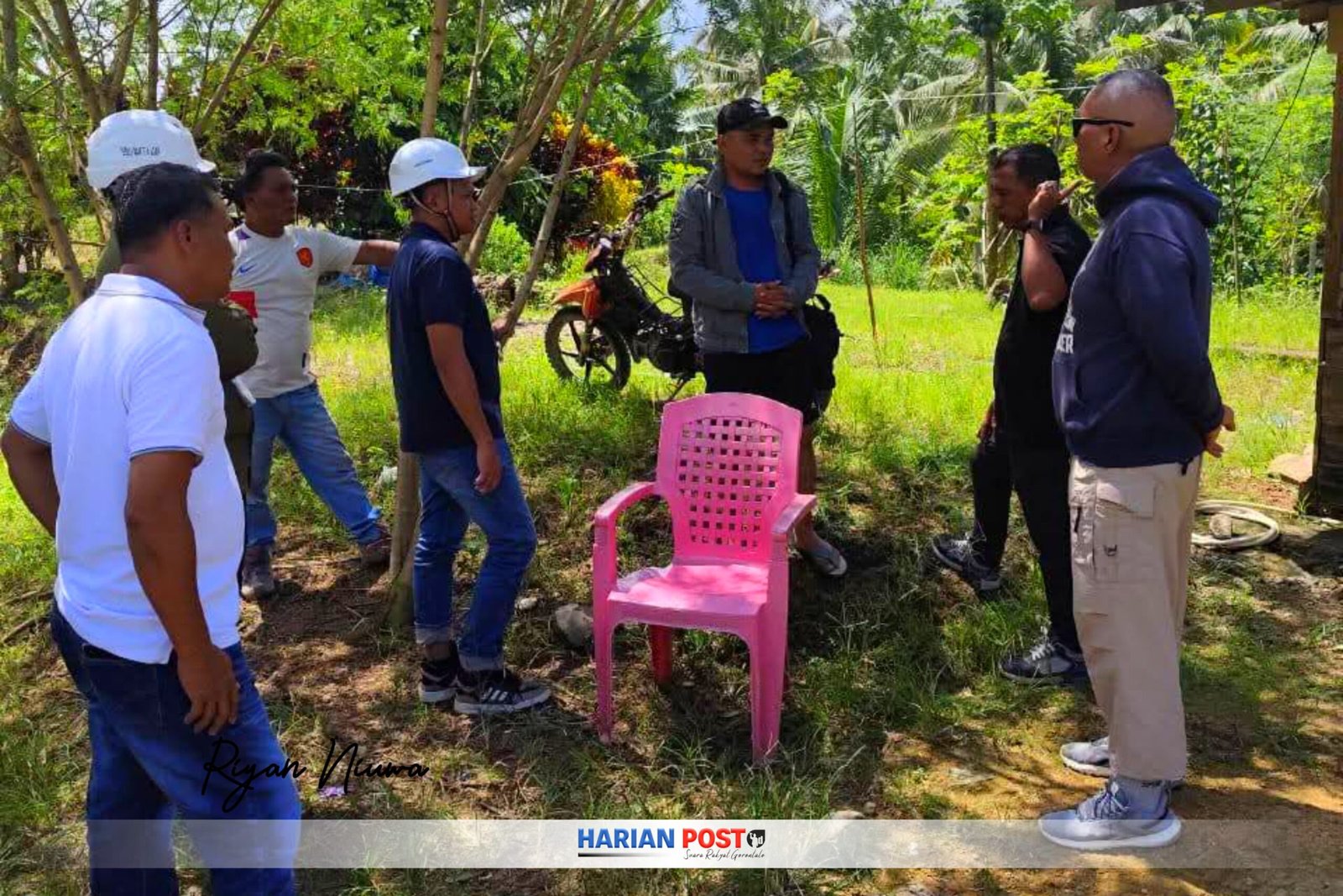 Aleg Abdurrahman Genti bersama tim PLN saat meninjau lokasi titik koordinat perencanaan pembangunan jaringan listrik