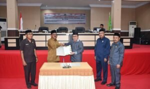 Penyerahan rekomendasi catatan strategis terhadap LKPJ Kepala Daerah 2024 oleh Ketua DPRD Boalemo, Karyawan Eka Putra Noho ke Bupati Boalemo, Rum Pagau