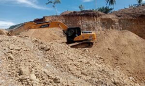 Aktivitas alat berat excavator di PETI Dulupi, Boalemo