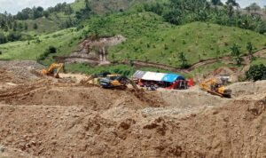 Aktivitas alat berat excavator di PETI Dulupi, Boalemo