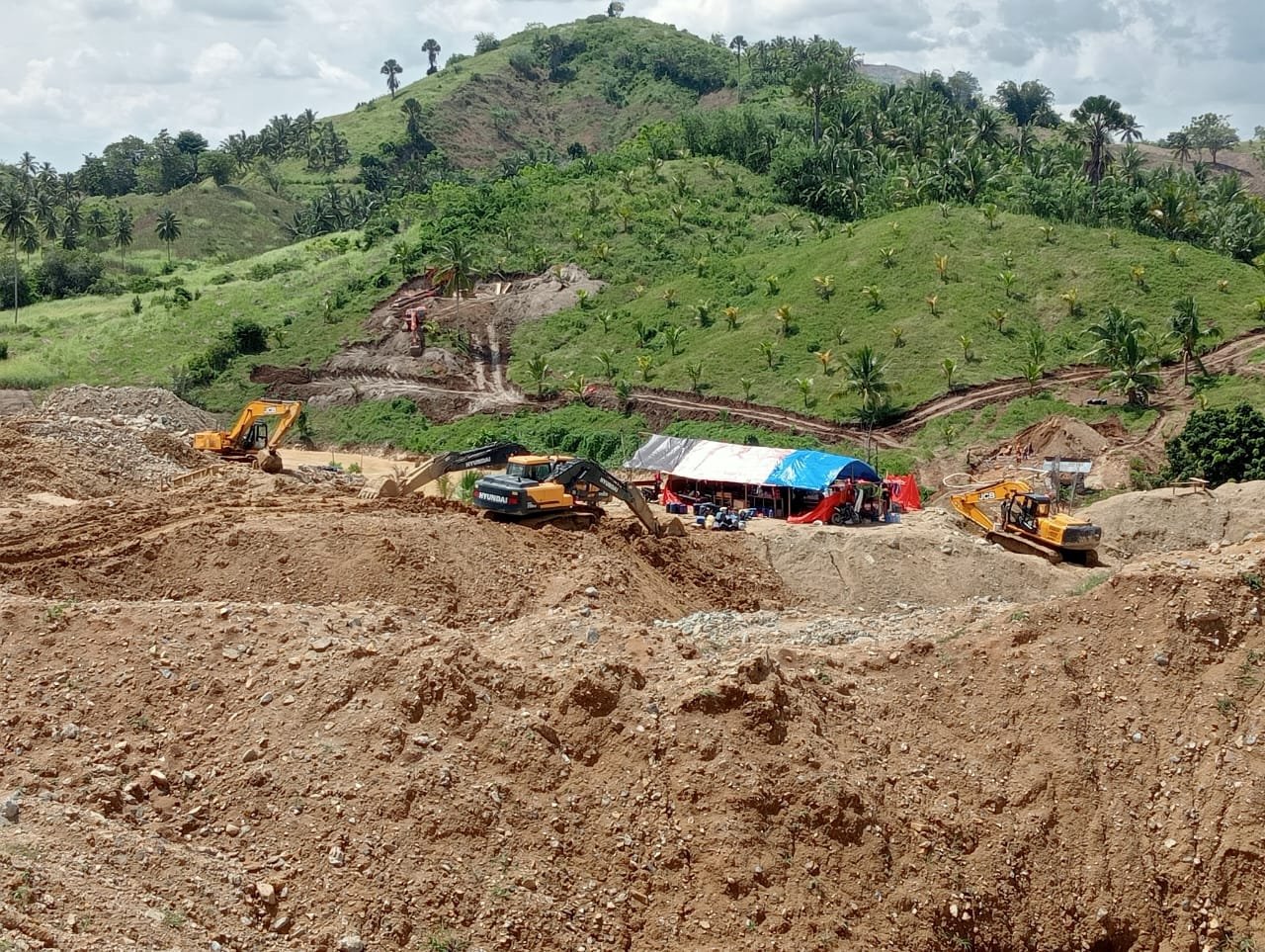 Aktivitas alat berat excavator di PETI Dulupi, Boalemo