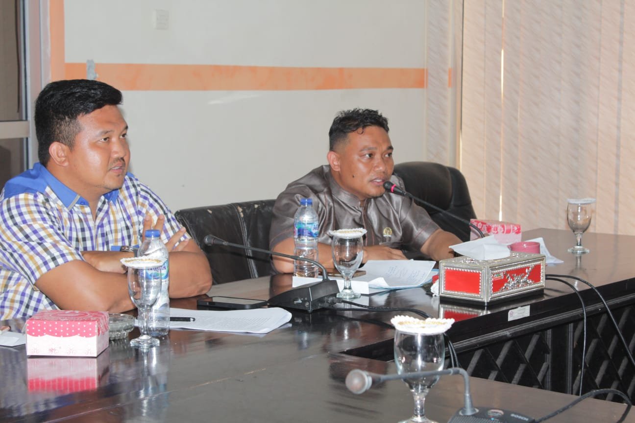 Ketua Pansus I Mohammad Afif (kanan) memimpin pembahasan Ranperda Penyelenggaraan Tempat Hiburan dan Rekreasi didampingi anggota Pansus