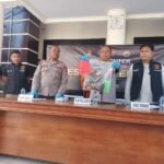Polisi Tunjukan Barang Bukti yang Diamankan dari Aksi Kriminalitas Bersenjata oleh Kelompok (L)