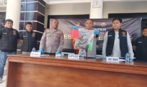 Polisi Tunjukan Barang Bukti yang Diamankan dari Aksi Kriminalitas Bersenjata oleh Kelompok (L)