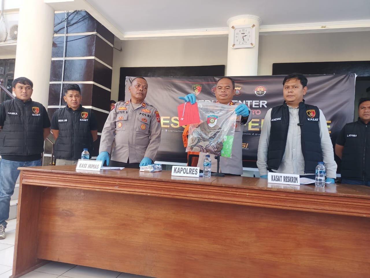 Polisi Tunjukan Barang Bukti yang Diamankan dari Aksi Kriminalitas Bersenjata oleh Kelompok (L)