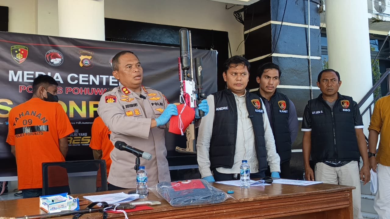 Kapolres Pohuwato Tunjukkan Barang Bukti yang Diamankan Dari Aksi Kriminalitas Bersenjata di Km 18 Popayato Barat