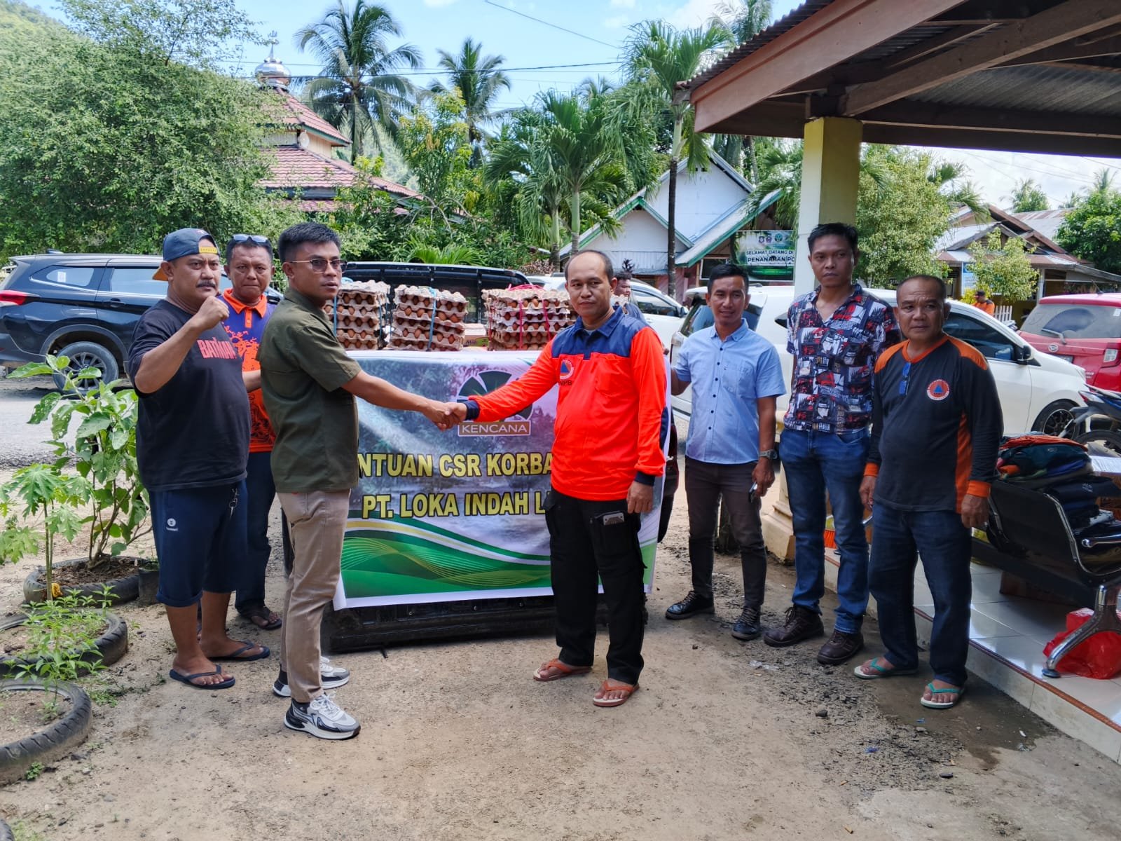 PT Loka Indah Lestari Salurkan Bantuan Kepada Korban Banjir Wanggarasi Melalui Posko Bencana