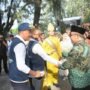 Bupati Boalemo, Rum Pagau bersama Wakil Bupati Lahmudin Hambali saat menyambut kedatangan Mentri Pendidikan Dasar dan Menengah, Abdul Mu'ti