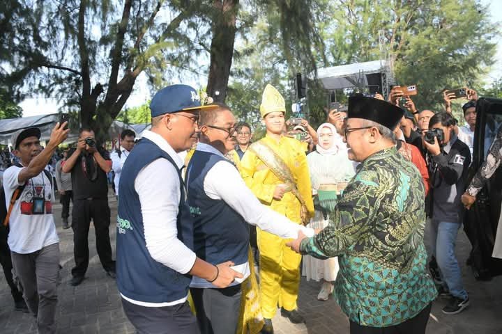 Bupati Boalemo, Rum Pagau bersama Wakil Bupati Lahmudin Hambali saat menyambut kedatangan Mentri Pendidikan Dasar dan Menengah, Abdul Mu'ti
