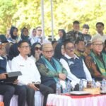 Mendikdasmen RI, Abdul Mu'ti (Tengah) saat menghadiri launching Smart School di Pantai Bilohutuo