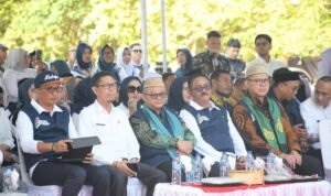 Mendikdasmen RI, Abdul Mu'ti (Tengah) saat menghadiri launching Smart School di Pantai Bilohutuo