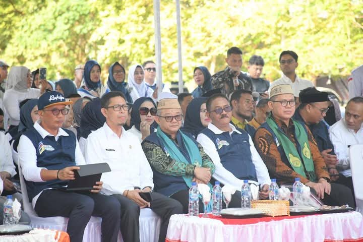 Mendikdasmen RI, Abdul Mu'ti (Tengah) saat menghadiri launching Smart School di Pantai Bilohutuo