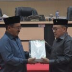 Penyerahan Dokumen Ranperda Pertanggungjawaban APBD 2024 oleh Bupati Boalemo, Rum Pagau ke Ketua DPRD Boalemo Karyawan Eka Putra Noho