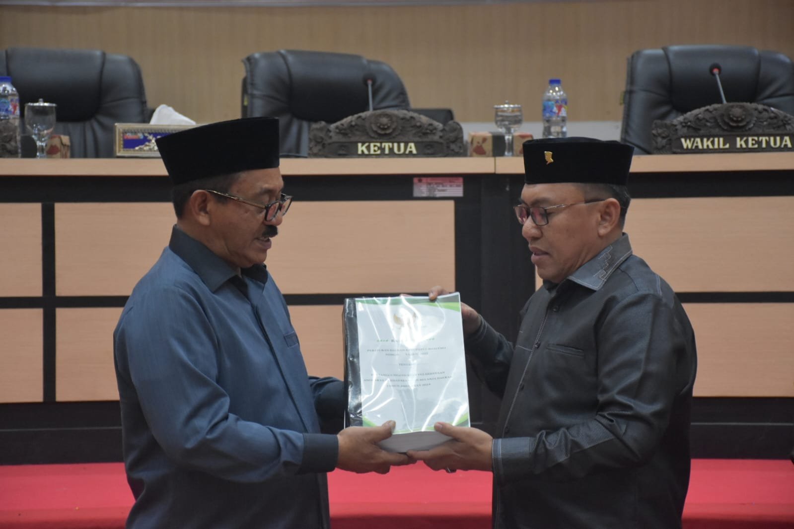 Penyerahan Dokumen Ranperda Pertanggungjawaban APBD 2024 oleh Bupati Boalemo, Rum Pagau ke Ketua DPRD Boalemo Karyawan Eka Putra Noho