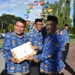 Sekda Boalemo, Sherman Moridu saat menyerahkan SK Purna Tugas Kepala Inspektorat Boalemo, Sukardi Djakatara