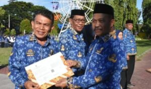 Sekda Boalemo, Sherman Moridu saat menyerahkan SK Purna Tugas Kepala Inspektorat Boalemo, Sukardi Djakatara