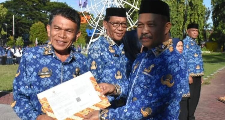 Sekda Boalemo, Sherman Moridu saat menyerahkan SK Purna Tugas Kepala Inspektorat Boalemo, Sukardi Djakatara