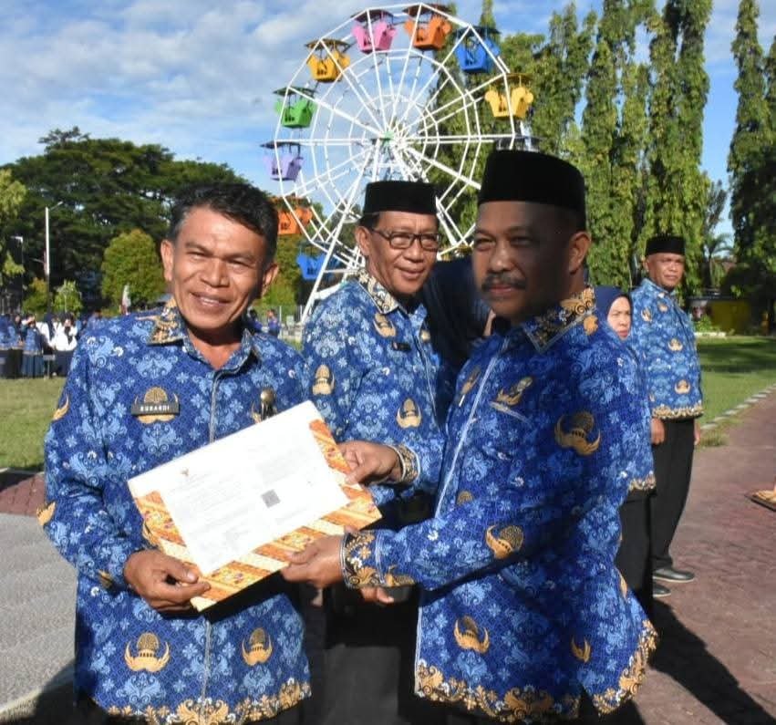 Sekda Boalemo, Sherman Moridu saat menyerahkan SK Purna Tugas Kepala Inspektorat Boalemo, Sukardi Djakatara