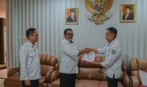 Bupati Boalemo, Rum Pagau didampingi Kepala BKPSDM Boalemo, Rahmat Biya saat menyerahkan SK Plt Inspektur Inspektorat kepada Nandar Sadu (Foto : Nandar)