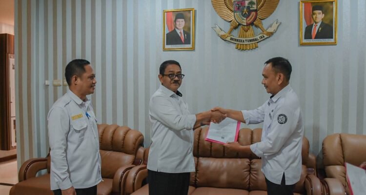 Bupati Boalemo, Rum Pagau didampingi Kepala BKPSDM Boalemo, Rahmat Biya saat menyerahkan SK Plt Inspektur Inspektorat kepada Nandar Sadu (Foto : Nandar)