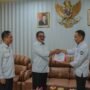 Bupati Boalemo, Rum Pagau didampingi Kepala BKPSDM Boalemo, Rahmat Biya saat menyerahkan SK Plt Inspektur Inspektorat kepada Nandar Sadu (Foto : Nandar)
