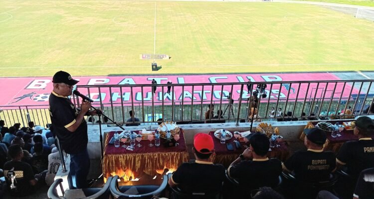 Ketua Askab PSSI Pohuwato Nasir Giasi Berikan Sambutan Pada Opening Ceremony Bupati Cup Pohuwato tahun 2025
