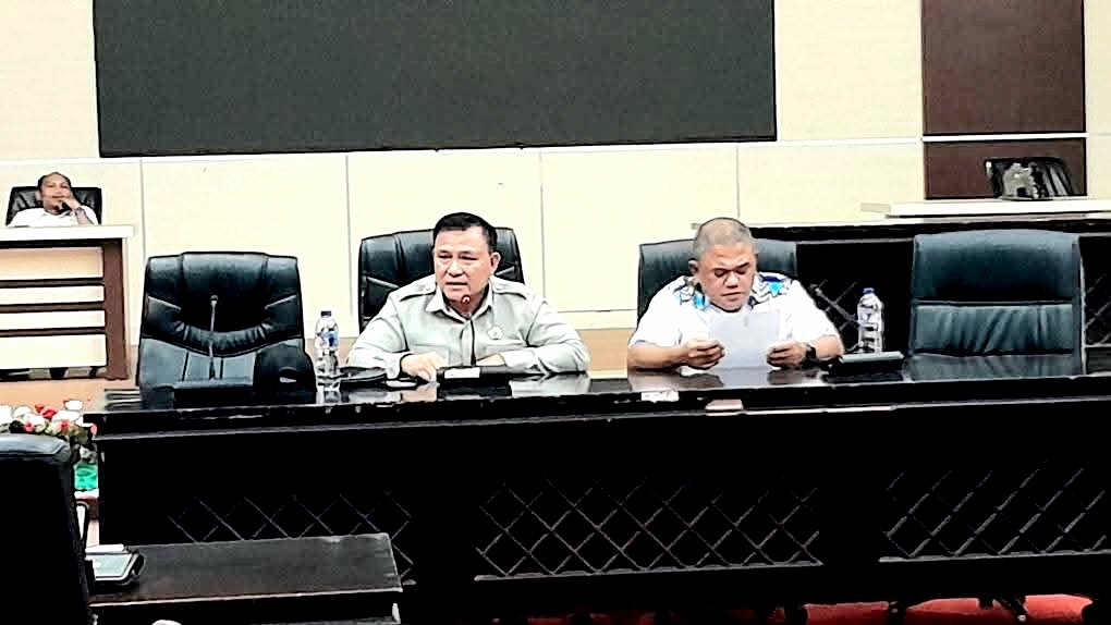 Ketua DPRD Beni Nento Didampingi Ketua Komisi III Nasir Giasi menerima aspirasi HMI Pohuwato