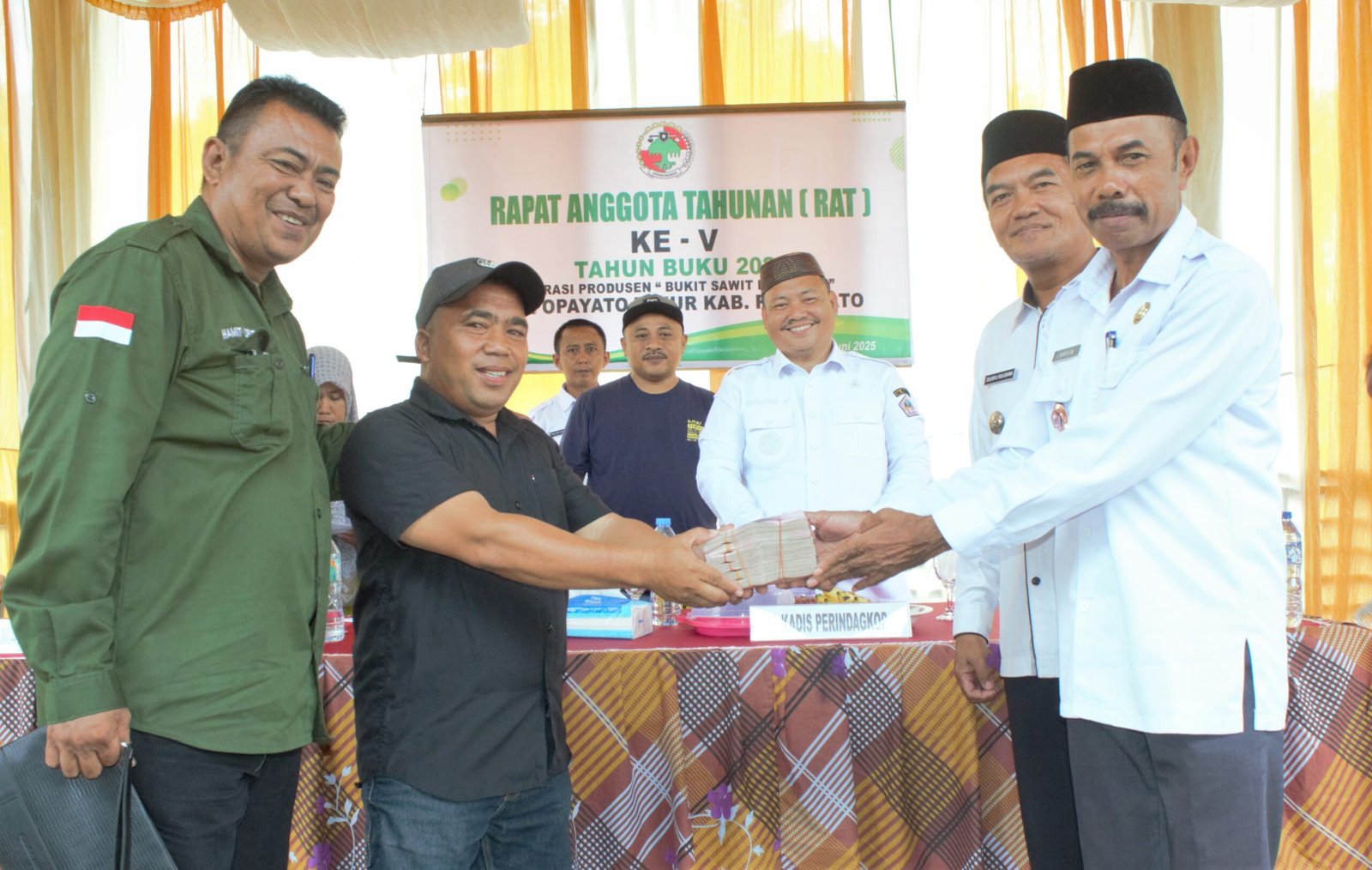 Koperasi Bukit Sawit Popayato Salurkan SHP Kepada Anggota Koperasi disaksikan Kepala Dinas Perindagkop dan Camat Popayato Timur dan Camat Popayato