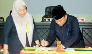 Ketua DPRD Pohuwato Beni Nento Didampingi Sekretaris Dewan Hamkawaty Mbuinga