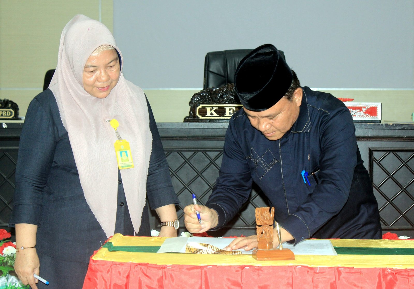 Ketua DPRD Pohuwato Beni Nento Didampingi Sekretaris Dewan Hamkawaty Mbuinga