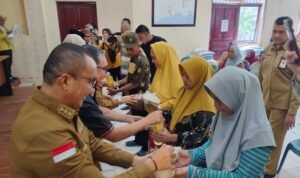 Wakil Bupati Boalemo, Lahmuddin Hambali saat mendampingi wakil Gubernur Gorontalo, Indah Sahidah menyerahkan bantuan pangan