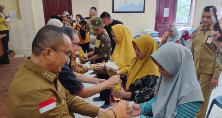 Wakil Bupati Boalemo, Lahmuddin Hambali saat mendampingi wakil Gubernur Gorontalo, Indah Sahidah menyerahkan bantuan pangan