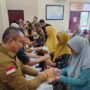 Wakil Bupati Boalemo, Lahmuddin Hambali saat mendampingi wakil Gubernur Gorontalo, Indah Sahidah menyerahkan bantuan pangan