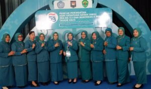 Ketua TP.PKK Boalemo, Hartati Moha Pagau (Tengah) saat menghadiri Rakernas X dan HKG PKK di Kota Samarinda