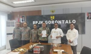 Bupati Boalemo, Rum Pagau saat menerima Hibah Infrastruktur BMN oleh Kementerian PU