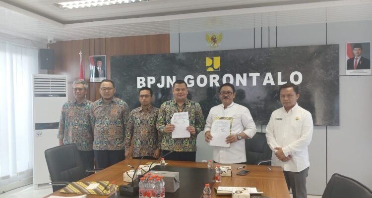 Bupati Boalemo, Rum Pagau saat menerima Hibah Infrastruktur BMN oleh Kementerian PU