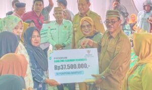 Bupati Boalemo, Rum Pagau menyerahkan bantuan sosial dari Baznas kabupaten Boalemo