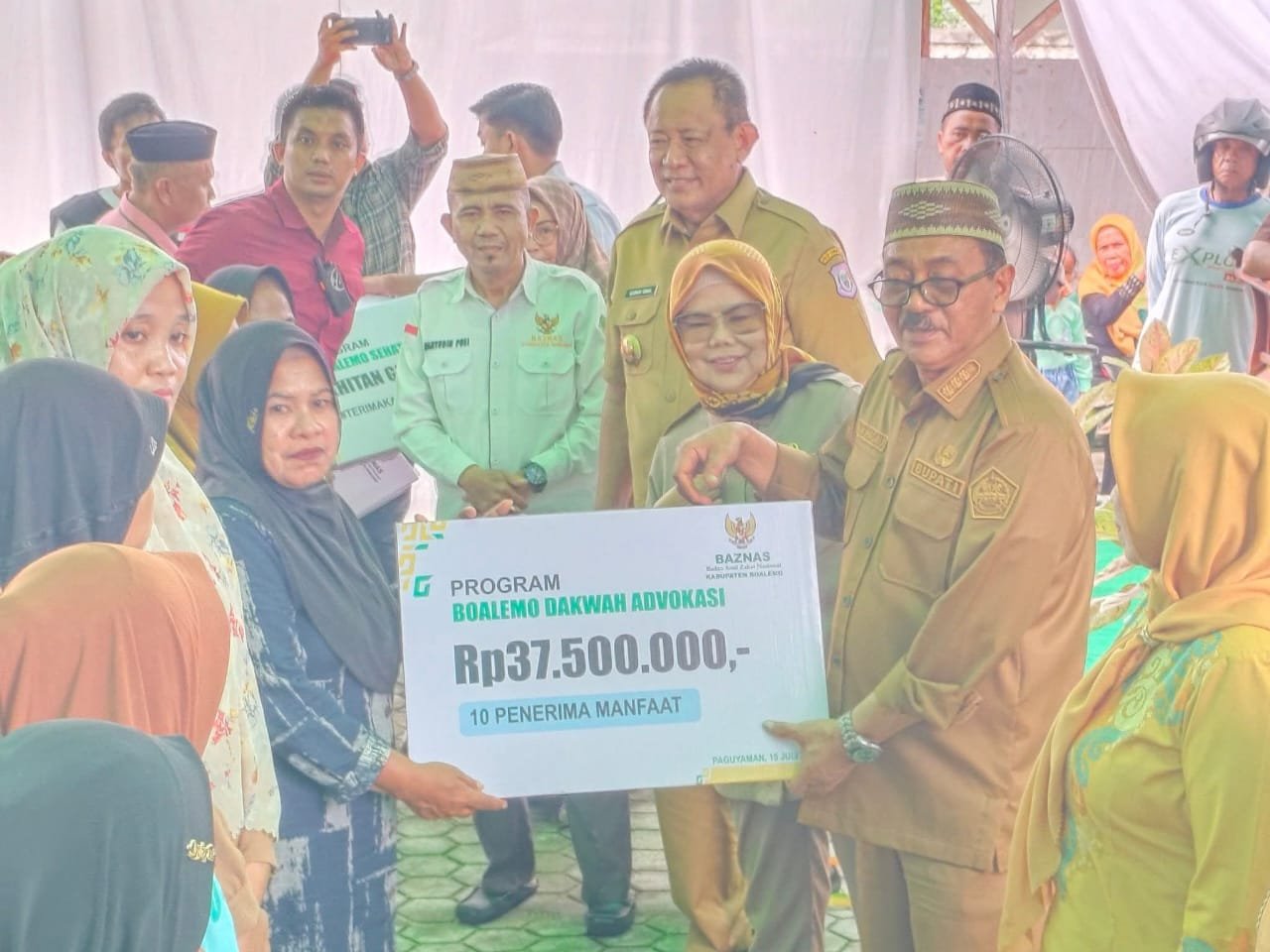 Bupati Boalemo, Rum Pagau menyerahkan bantuan sosial dari Baznas kabupaten Boalemo