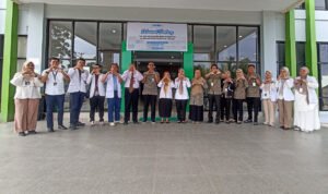 Foto Bersama Kepala Cabang BPJS Kesehatan Gorontalo, Tim Manajemen RS MMC & Tim Dokter (Sumber : Manager Operasional RS MMC)